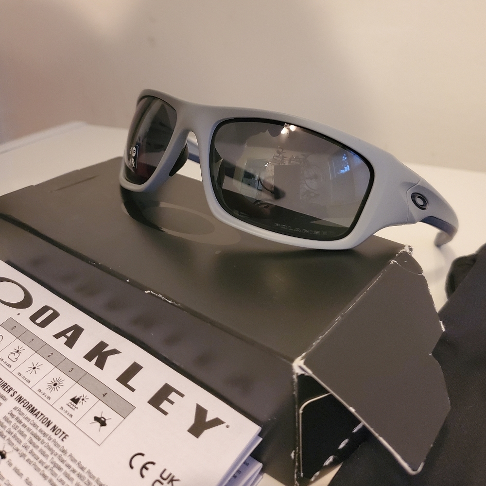 NWOT Oakley Valve Polarized Sunglasses